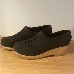 No. 6 Issa Closed Back Clog Mid Wedge 39